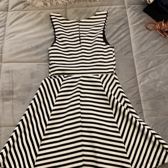 Express fit and flare - Picture 3 of 3